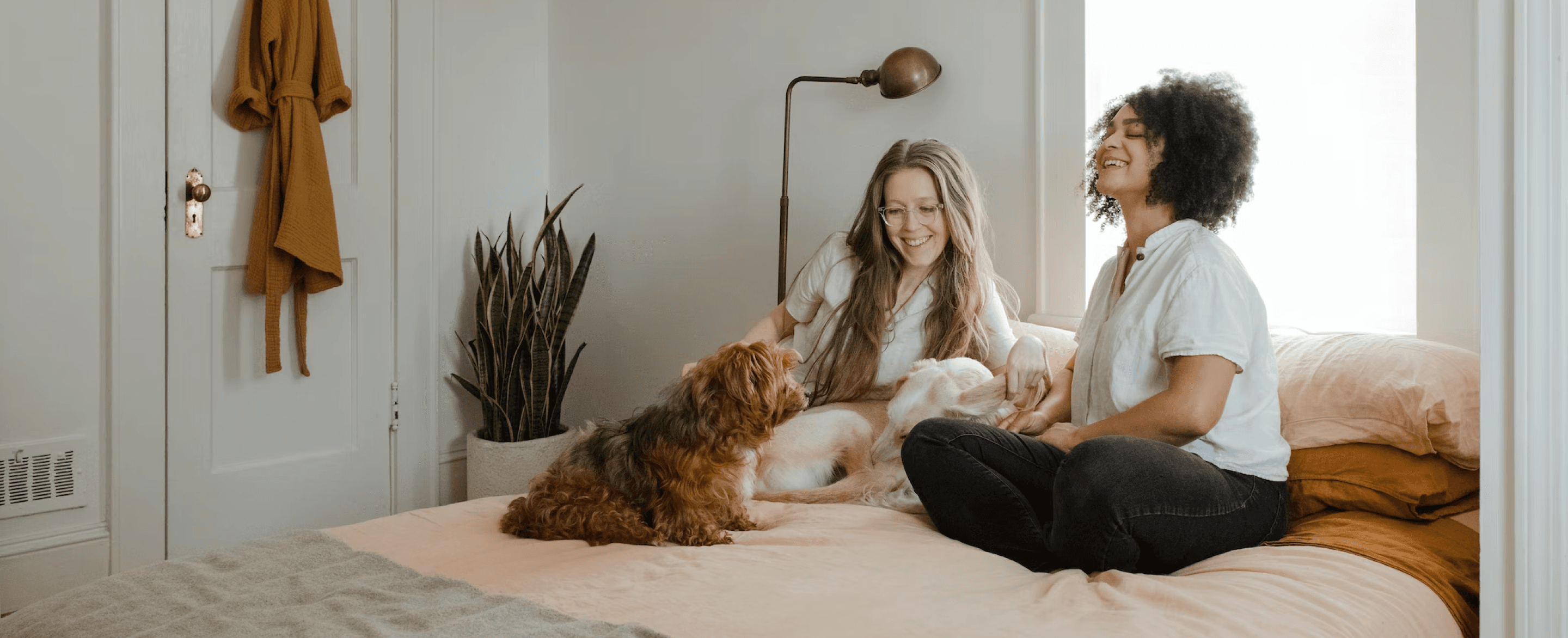 Cuidadora abrazando a su perro